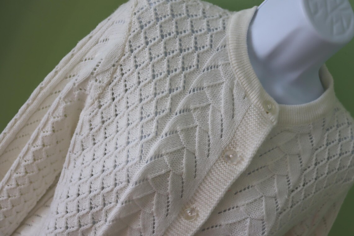 Vintage Ivory Cardigan Sweater - Cable Knit and Shells Cardigan Sweater  - Grandma's Vintage Cardigan Sweater - GrandmaCore sweater, foto 2 di 5