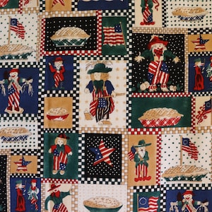 Puede incluir: Una tela estampada con un diseño de patchwork de espantapájaros, banderas estadounidenses y pasteles. El estampado incluye estrellas, lunares y bordes a cuadros en rojo, blanco, azul y beige, creando un motivo patriótico repetitivo.