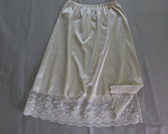 Anágua vintage bege com barra larga de renda - Anágua de nylon com renda e fenda - Anágua vintage da Vanity Fair