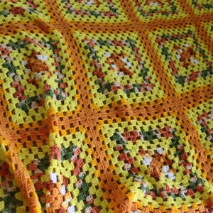 Carré de grand-mère afghan au crochet orange, jaune, vert - carré afghan vintage de grand-mère ou jeté dans des couleurs vives du soleil
