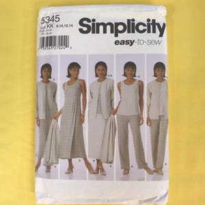 以下が含まれることがあります： サイズ8、10、12、14用のSimplicity 5345 easy-to-sew型紙封筒。表面には、ノースリーブのトップス、ジャケット、スカート、パンツなど、淡い色合いで控えめなチェック柄が特徴の5種類の衣類セットのバリエーションが印刷されています。