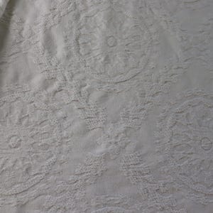 Vintage White Cotton Bedspread King-size - White Cotton Jacquard bedspread with all-over medallion pattern and fringe for farmhouse decor