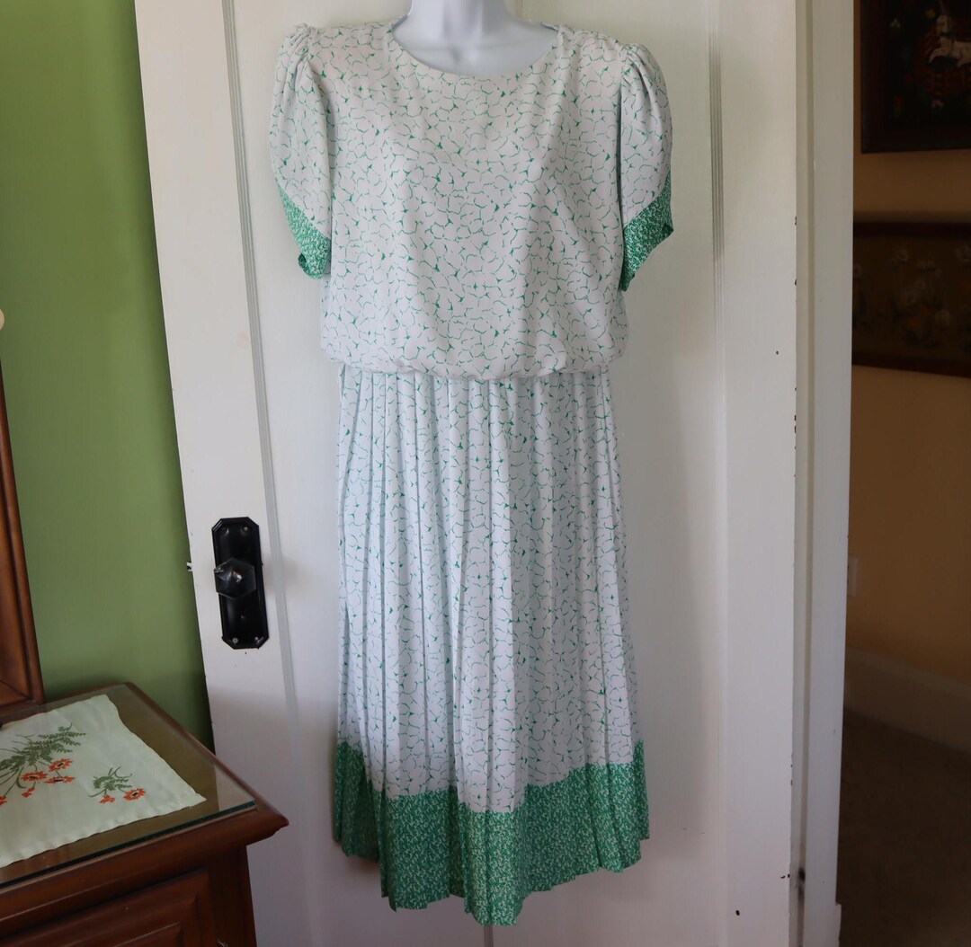 green and white pleated dress Cambrie Sleeveless Pleated Floral Print Maxi Dress Green LARGE