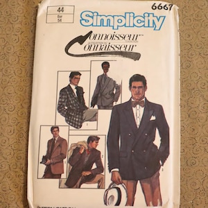 Puede incluir: Un sobre de patrón de costura Simplicity Connoisseur Collection, número 6667, talla 44. El sobre de papel blanco presenta ilustraciones de varios blazers y trajes, incluyendo una chaqueta de doble botonadura, un blazer a cuadros y un conjunto con pajarita.