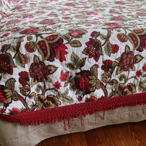 Vintage Jacobean Print Quilted Bedspread and Matching Curtains Dark Red and Green on Natural Background image 3