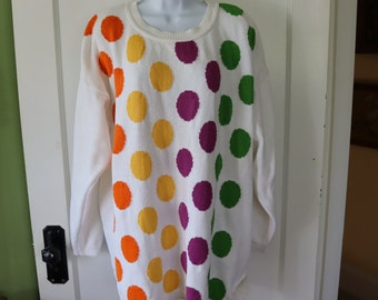 Hell gepunkteter Pullover aus Baumwollmischung – XL. Weißer Baumwollpullover mit Rundhalsausschnitt und leuchtenden Regenbogenpunkten, perfekt für Frühling oder Sommer