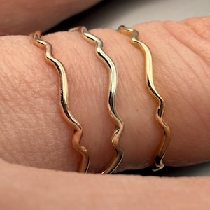 Golvende gouden ring: massief 9 kt gerecycled goud, handgemaakt op bestelling in het Verenigd Koninkrijk