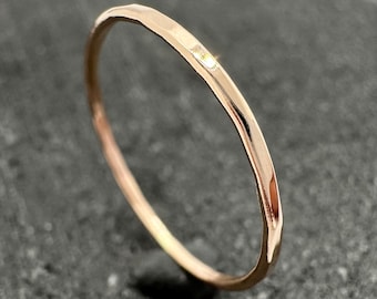 Anillo apilable martillado de oro rosa de 9 quilates / Oro macizo / Reciclado / Hecho a mano en el Reino Unido