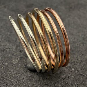 Anel de Ouro Empilhável - Ouro Reciclado Maciço de 9 Quilates, Feito à Mão Sob Encomenda no Reino Unido