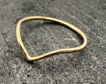 Anillo de espoleta de oro de 9 quilates: banda curva de oro macizo, hecho a mano por encargo.