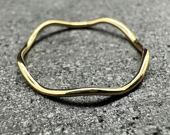 Anillo apilable ondulado de oro amarillo de 9 quilates / Oro macizo / Reciclado / Hecho a mano en el Reino Unido