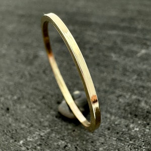 Anillo cuadrado apilable de oro amarillo de 9 quilates / Oro macizo / Reciclado / Hecho a mano en el Reino Unido
