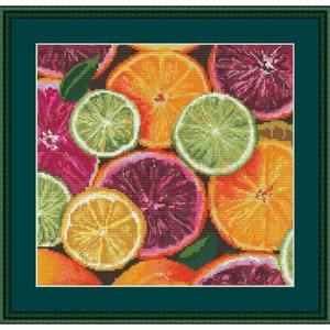 Puede incluir: Primer plano de una variedad de cítricos, incluyendo naranjas, limas y pomelos, cortados por la mitad y dispuestos en un patrón circular. Las rodajas de fruta son vibrantes y coloridas, con tonos de naranja, amarillo, verde y morado.