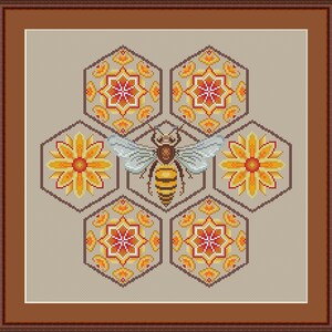 Pode incluir: Um padrão de ponto cruz de uma abelha em um favo de mel com flores amarelas e laranja. A abelha é marrom e amarela com listras pretas. O favo de mel é composto por seis hexágonos.