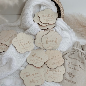 Cartes d'étape pour bébé pour la première année de vie en forme de fleur en bois avec pochette en lin / idée cadeau pour une baby shower
