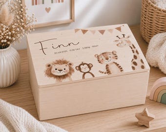 Puede incluir: Una caja de recuerdos rectangular de madera clara con una ilustración impresa de un león, un mono, un tigre y una jirafa. La tapa muestra el nombre Finn, la fecha 20.09.2025, la hora 11.56 Uhr y los datos de 3.280g y 50cm.