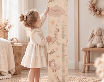 Personalized wooden growth chart "Daisy" for boys and girls in neutral colors, ideal as a baby gift or christening present.