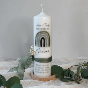 Puede incluir: Vela de bautismo blanca con un diseño de arcoíris verde y gris, el texto "Meine Taufe am 08. Dezember 2024" y el nombre "Niclas".