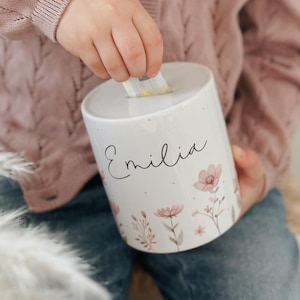 Tirelire "Magic Meadow" personnalisée pour enfants en blanc, joli cadeau pour une naissance, un baptême ou un anniversaire, également idéale comme cadeau en espèces