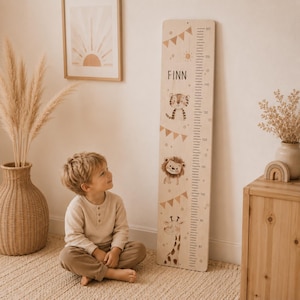 Personalisierbare Kindermesslatte "Zoo-Tiere" aus Holz und weiß f. Junge u. Mädchen in neutralen Farben als Babygeschenk, Geschenk zur Taufe