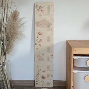 Tabla de crecimiento infantil personalizada "Magic Meadow" de madera o en blanco para niñas en colores neutros como regalo de bebé, regalo de bautizo