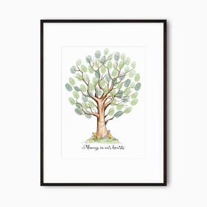 Pode incluir: Impressão em aquarela emoldurada de uma árvore com folhas verdes e verde-azuladas, um tronco marrom e um coração esculpido no tronco. As palavras "Always in our hearts" estão escritas abaixo da árvore. A árvore é cercada por pequenas flores amarelas e roxas.