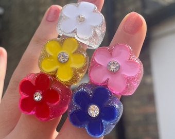 Anillo de resina con flores: margaritas con diamantes de imitación, joyería acrílica de moda