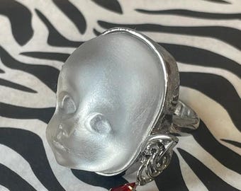 Anillo acrílico con forma de cabeza de bebé - Rave Techno Jewelry (Talla P)