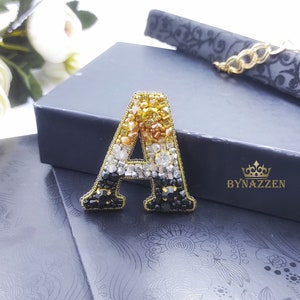 Pin con inicial A personalizado, broche con la letra A, pin con nombre personalizado, joyería con monograma brillante, regalo de nacimiento personalizado, pin familiar para las fiestas.