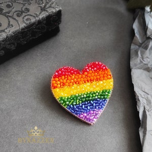 カラフルなプライドハートジュエリー、カラフルなハートブローチ、LGBTプライドブローチ、パンセクシャルプライドハート