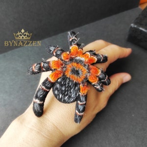 Bestickte schwarz orange Spinnen Brosche, Vogelspinne Pin, gruseliges Geschenk für Freund, Entomologie Geschenk