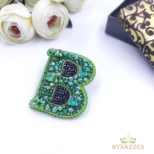 Broche com letra B, broche com letra de miçangas, broche com nome personalizado, joias verdes, broche com inicial, presente com nome personalizado, broche personalizado de Natal, broche com miçangas