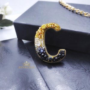 Broche con letra C de cristal, broche con nombre personalizado, regalo inicial para un amigo, regalo personal para un amigo, joyería con nombre personalizada, joyería con memoria