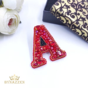 Broche de letra A, broche de nome personalizado, pingente de bolsa com logotipo, broche de miçangas, presente de irmã inicial, joias personalizadas, presentes de letras para ela
