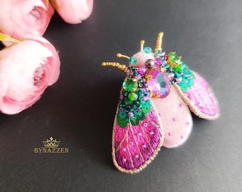 Geborduurde paarse cicadebroche: smaragdgroene vlinderspeld, druif vlindercadeau, handgemaakte vlinder