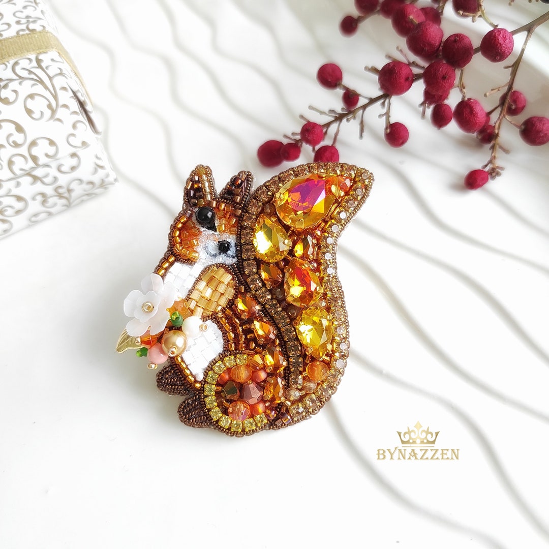 Broche écureuil En Laiton Avec Agates - Doré, Jaune, Bleu, 5 Cm, Référence N°2640