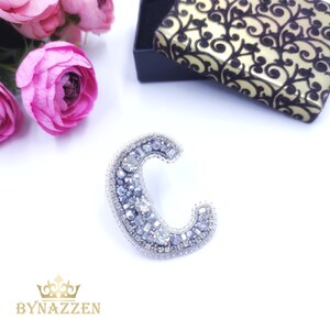 Broche de contas com a letra C, presente para mulheres com monograma, presente personalizado para mães, broche com nome em contas de sementes, broche de cristal, presente de agradecimento, presente para sogra