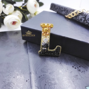 Pin personalizado con la letra L, decoración con nombre personalizada, accesorio con inicial, regalo personalizado para el 35.° cumpleaños, pin personalizado, regalo familiar de Navidad