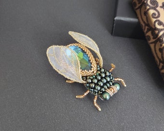 Broche de mosca realista, alfiler de mosca artesanal, regalo amante de los insectos para un amigo, regalo amante de la naturaleza