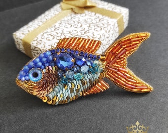 Geborduurde visbroche: sterrenbeeld Vissen, Beachy sieradencadeau