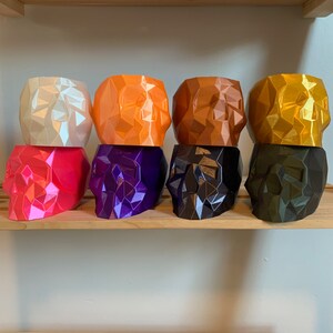 Jardinière tête de mort imprimée en 3D : décoration métallique low-poly