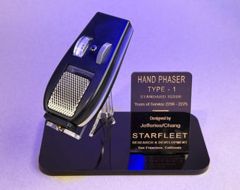 Star Trek Hand Phaser Aufsteller mit Infotafel. Museumsqualität.