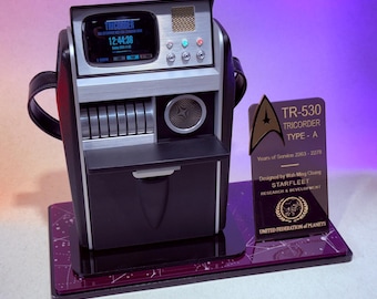 Soporte de exhibición de la carta estelar de Star Trek para cualquier réplica del tricorder de la serie original. ¡Impresionante pieza de museo!