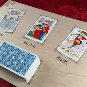 Tarotspreadbord: lay-out verleden, heden, toekomst, elegante Victoriaanse styling, tarotlezen in stijl.
