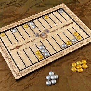Peut inclure: Un plateau de jeu en bois avec un motif d'épée et des marquages en chiffres romains. Le plateau comporte des pions de jeu dorés et argentés. Deux dés sont sur le plateau, l'un avec un motif rouge et blanc et l'autre avec un motif noir et blanc.