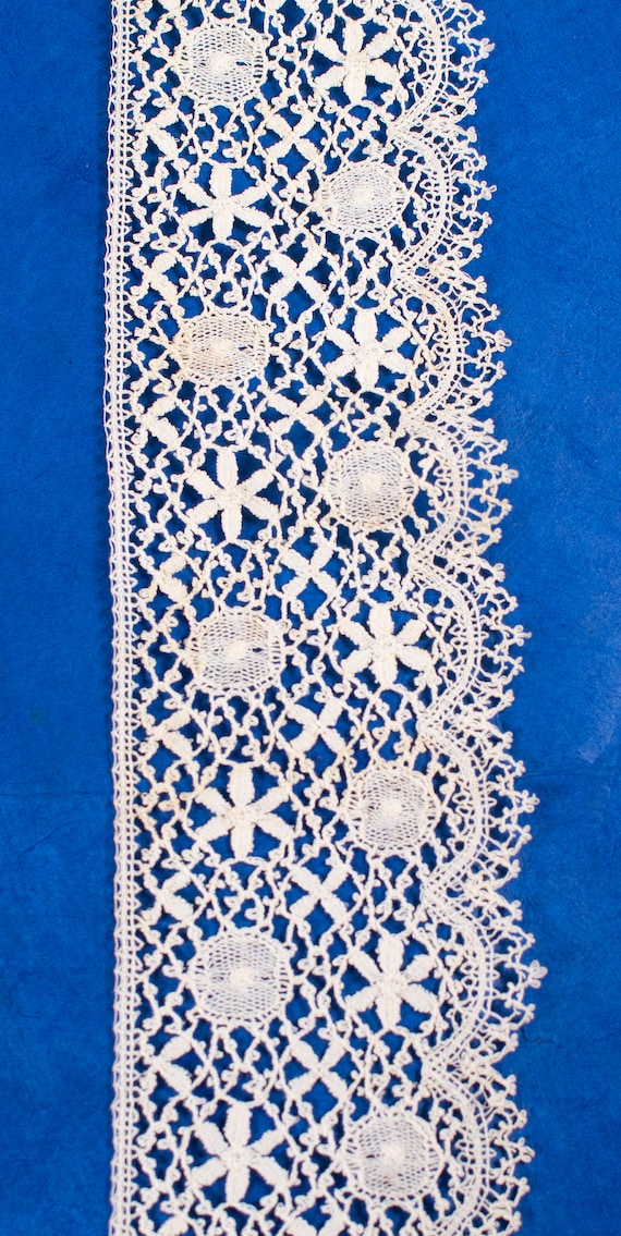 Antique Lace Trim, 19th Century, In Pure Linen. Perfect for sewing, dolls costume, collection.