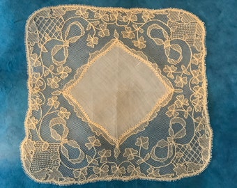 Mouchoir ancien en dentelle de Limerick, nœuds brodés, trèfles. Mariages, quelque chose de vieux