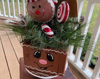 Red and green gingerbread centerpiece, cute christmas centerpiece, sweets table arrangement, gingerbread christmas, holiday dining table