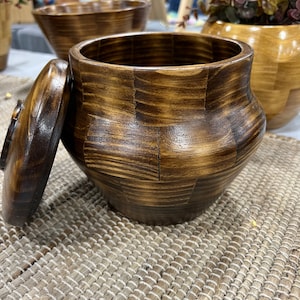 Wooden pet urn (brunette)