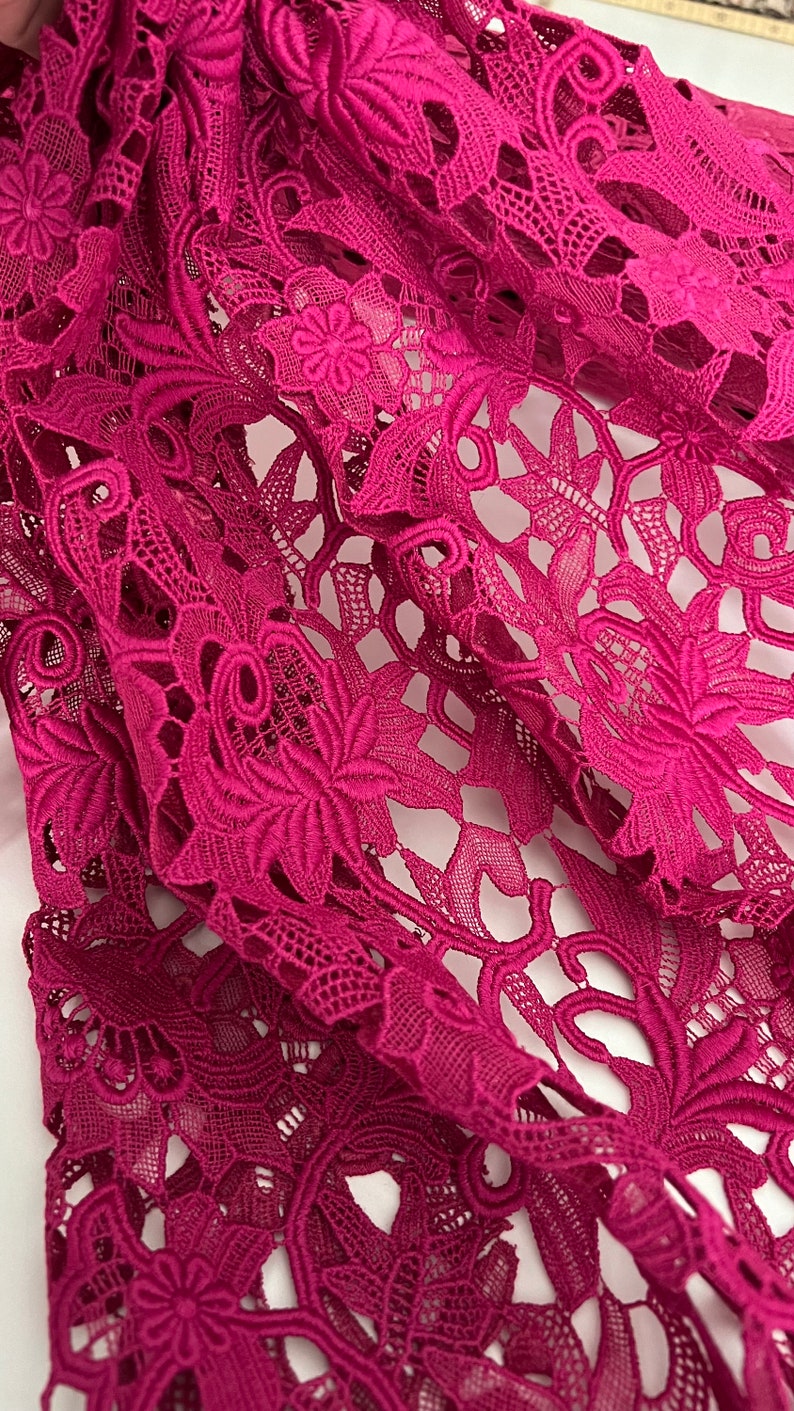 Exclusiva tela italiana prêt-à-porter, tela de diseño, tela de encaje, tela de lujo, efecto 3D, diseñadores famosos, color: fucsia imagen 7